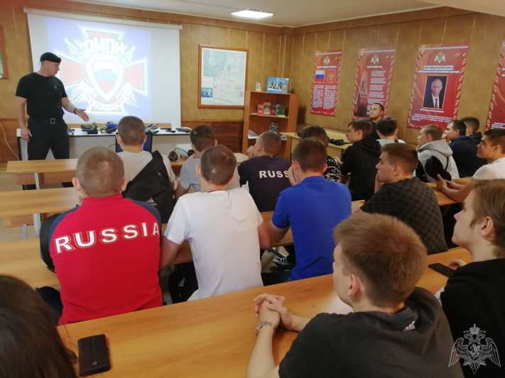 ЧЕЛЯБИНСКИЕ ОМОНОВЦЫ ПРИГЛАСИЛИ НА ЭКСКУРСИЮ В ОТРЯД СТУДЕНТОВ КОЛЛЕДЖА ЮЖНО-УРАЛЬСКОГО ГОСУНИВЕРСИТЕТА