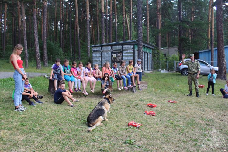 В Миассе в рамках акции «Каникулы с Росгвардией» военнослужащие провели встречи с отдыхающими в детских лагерях школьниками