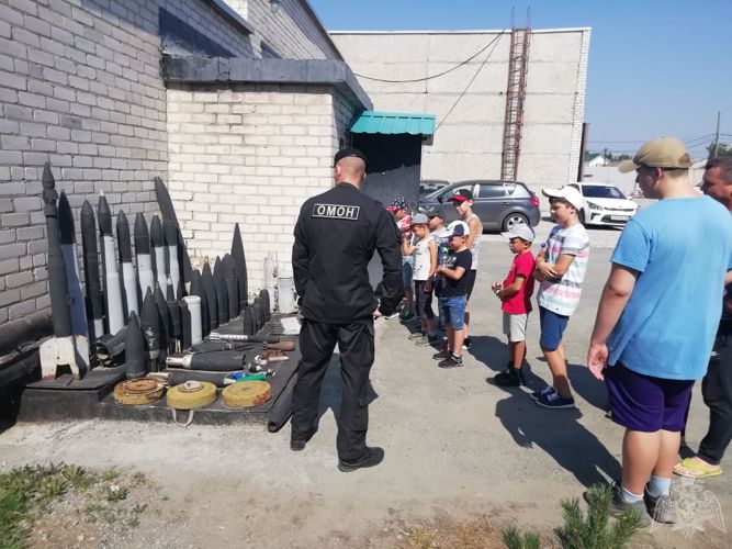 В Челябинске спецподразделения регионального Управления Росгвардии провели экскурсии для воспитанников спортивного клуба «Буревестник»