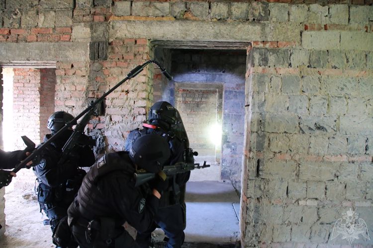 В Челябинске бойцы специальных подразделений региональной Росгвардии отработали тактику действий по освобождению заложников 