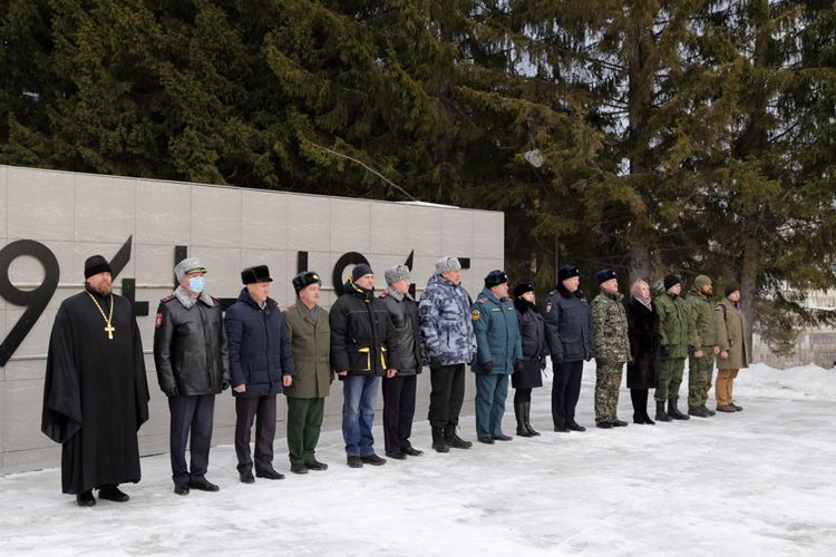 В Челябинской области прошла передача копий знамен 171 стрелковой дивизии на хранение в ОМОН (город Златоуст)