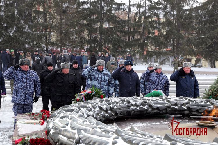 Начальник управления Росгвардии по Челябинской области в День защитника Отечества возложил цветы к  Вечному огню