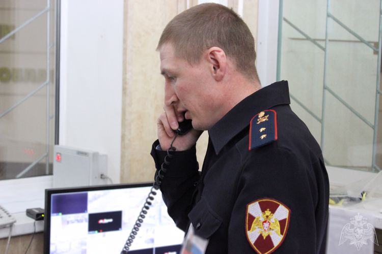 В Челябинске сотрудники Росгвардии задержали подозреваемого в краже из двух магазинов