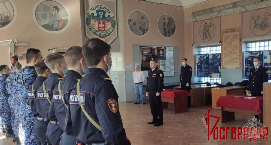 В Челябинске молодые сотрудники принесли присягу в преддверии юбилея войск национальной гвардии Российской Федерации
