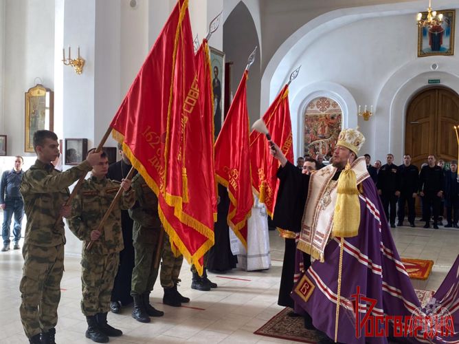 По инициативе ветерана челябинского СОБР освящены копии боевых знамен дивизий, сформированных в годы ВОВ на Южном Урале 