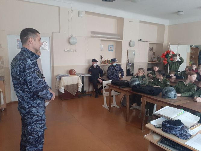 На Южном Урале росгвардейцы провели уроки мужества для школьников