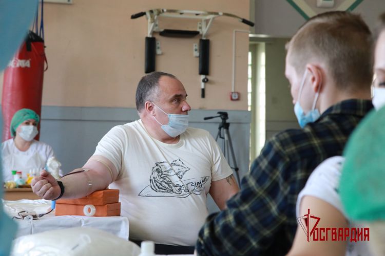 В преддверии Дня Победы сотрудники вневедомственной охраны приняли участие в донорской акции