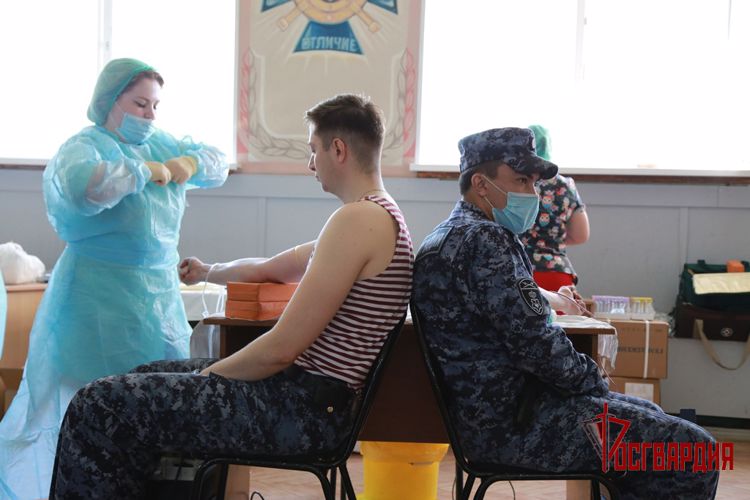 В преддверии Дня Победы сотрудники вневедомственной охраны приняли участие в донорской акции