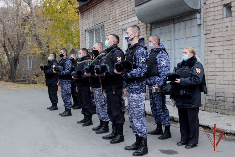 В Челябинске сотрудники городского управления вневедомственной охраны Росгвардии почтили память погибшего 19 лет назад при исполнении служебного долга сослуживца