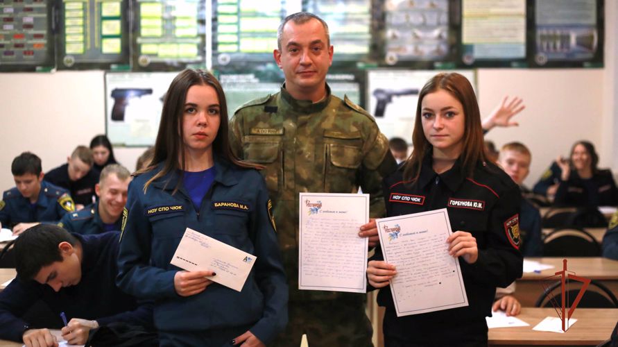 В Челябинске для курсантов юридического колледжа росгвардейцы провели акцию «С любовью к маме»