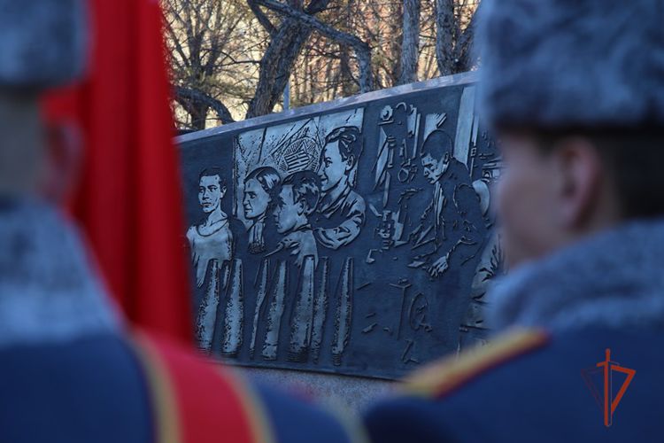 В Челябинске начальник территориального органа Росгвардии принял участие в открытии стелы «Город трудовой доблести»