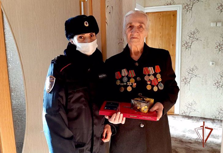 Сотрудники Росгвардии посетили блокадницу, проживающую в Челябинской области