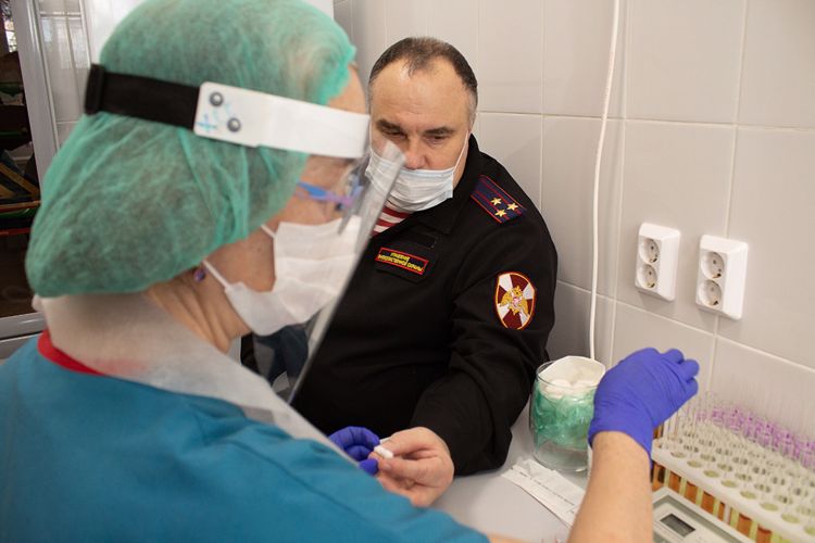 В Челябинске сотрудники вневедомственной охраны пополнили банк крови в честь Дня защитников Отечества