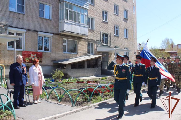 В Миассе военнослужащие Росгвардии персональными парадами поздравили ветеранов