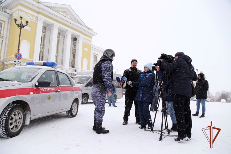 На Южном Урале сотрудники вневедомственной охраны рассказали журналистам, как охраняют общественный транспорт в Озерске
