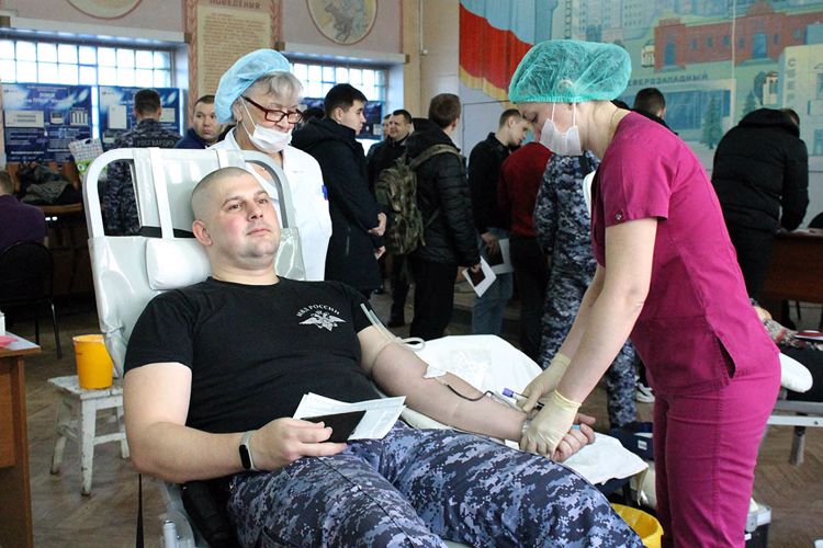 В Челябинске росгвардейцы пополнили региональный банк донорской крови на 14 литров
