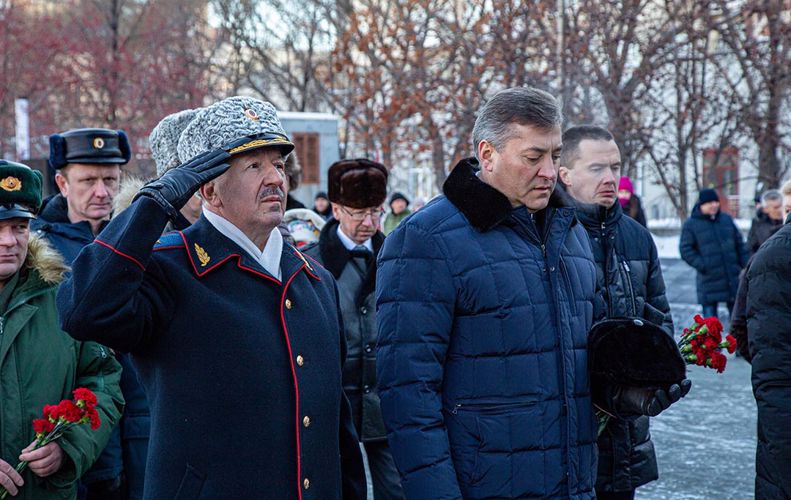 В Челябинске росгвардейцы возложили цветы к мемориалу в День Героев Отечества