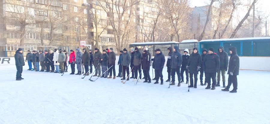 Сотрудники вневедомственной охраны провели соревнования по хоккею на валенках в Челябинске
