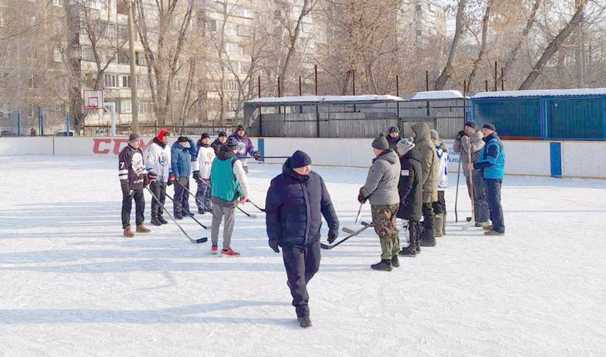 Сотрудники вневедомственной охраны провели соревнования по хоккею на валенках в Челябинске