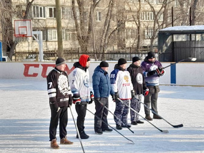 Сотрудники вневедомственной охраны провели соревнования по хоккею на валенках в Челябинске