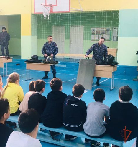 В Челябинске росгвардейцы провели урок мужества для школьников