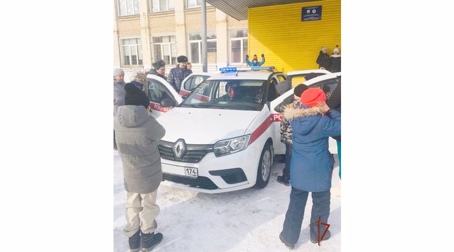 В Челябинске росгвардейцы провели урок мужества для школьников