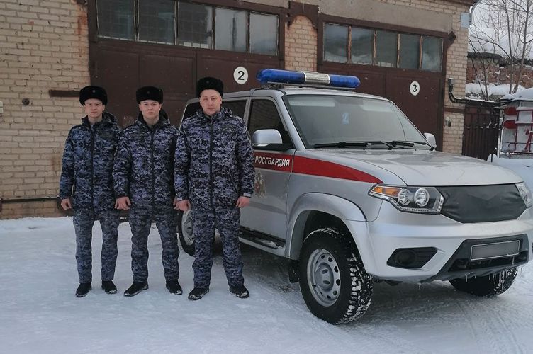 На Южном Урале росгвардейцы оказали помощь застрявшему большегрузу