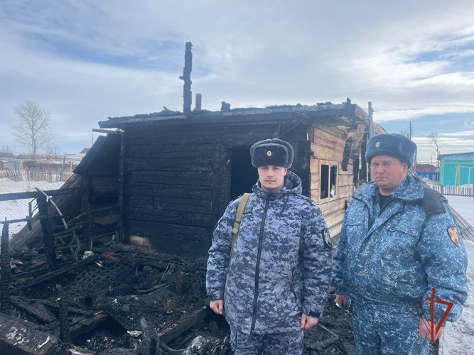 Росгвардейцы спасли жильцов загоревшегося дома в Челябинской области 