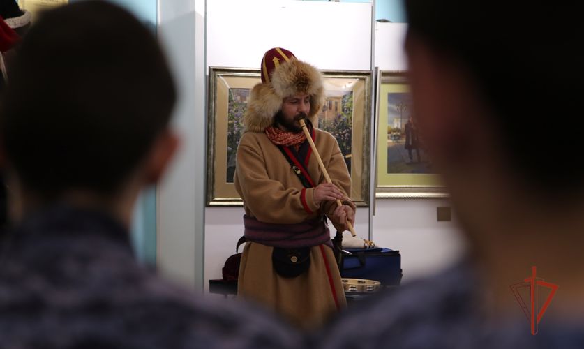 В рамках акции «Дни Росгвардии» челябинский художник встретился с представителями ведомства (видео)