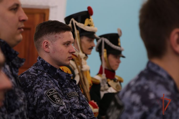 В рамках акции «Дни Росгвардии» челябинский художник встретился с представителями ведомства (видео)