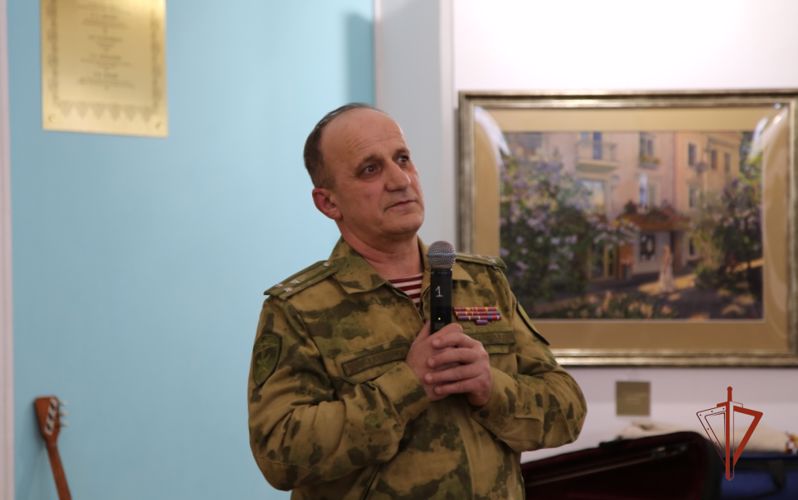 В рамках акции «Дни Росгвардии» челябинский художник встретился с представителями ведомства (видео)