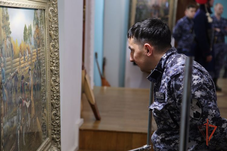 В рамках акции «Дни Росгвардии» челябинский художник встретился с представителями ведомства (видео)
