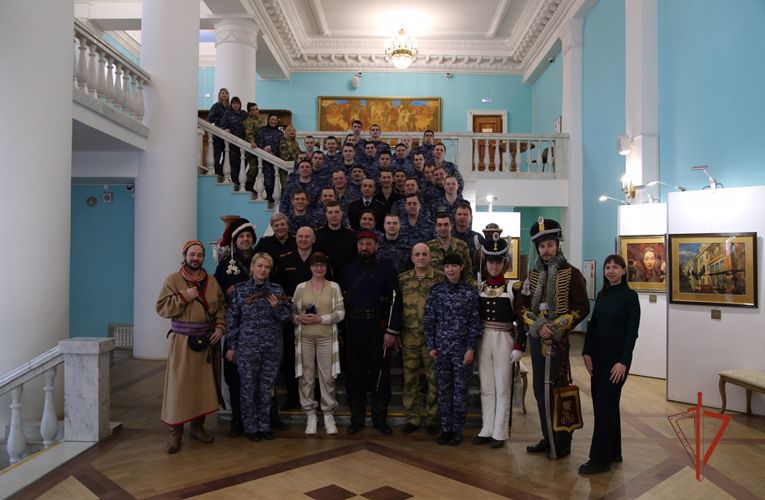В рамках акции «Дни Росгвардии» челябинский художник встретился с представителями ведомства (видео)