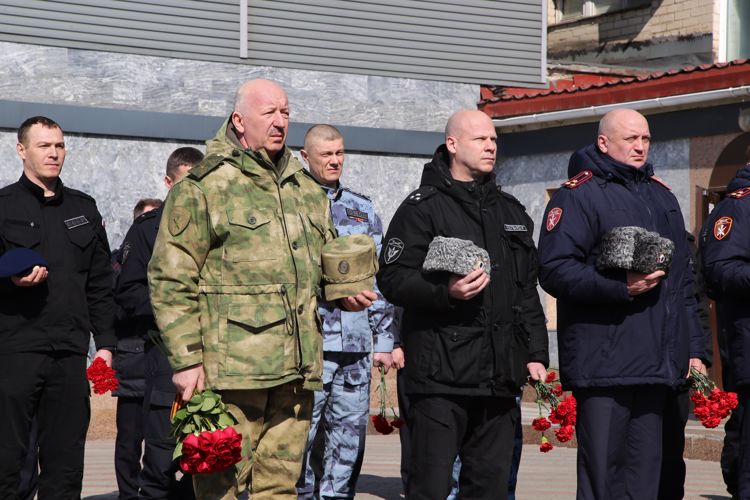 В преддверии Дня войск национальной гвардии росгвардейцы почтили память погибших сотрудников и военнослужащих