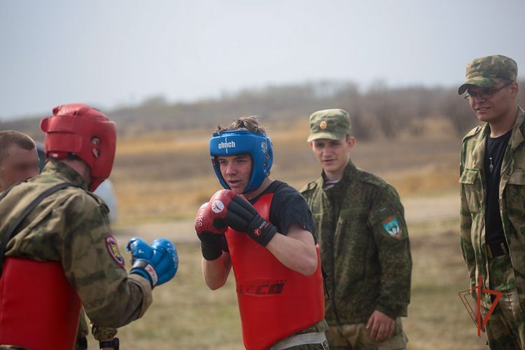 Бойцы челябинского СОБР провели для подшефных воспитанников квалификационные испытания на право ношения черного берета