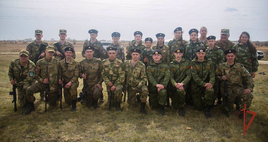 Бойцы челябинского СОБР провели для подшефных воспитанников квалификационные испытания на право ношения черного берета