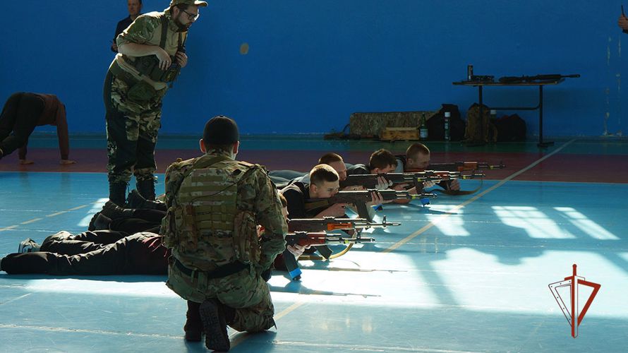 Ветераны СОБР провели этап военизированной эстафеты для учащихся Челябинска