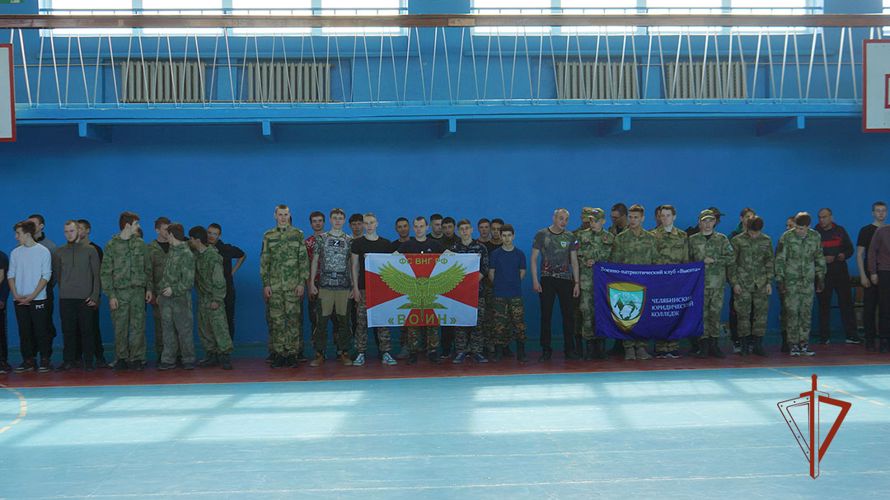 Ветераны СОБР провели этап военизированной эстафеты для учащихся Челябинска
