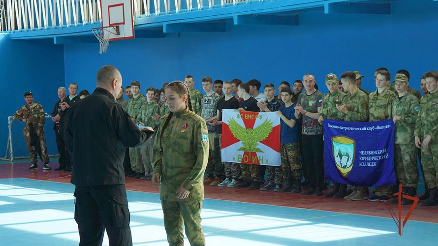 Ветераны СОБР провели этап военизированной эстафеты для учащихся Челябинска