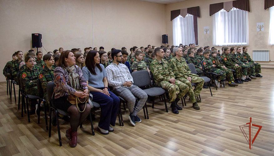 В честь 209-й годовщины взятия Парижа росгвардейцы и известный челябинский художник провели мероприятие для школьников (видео)