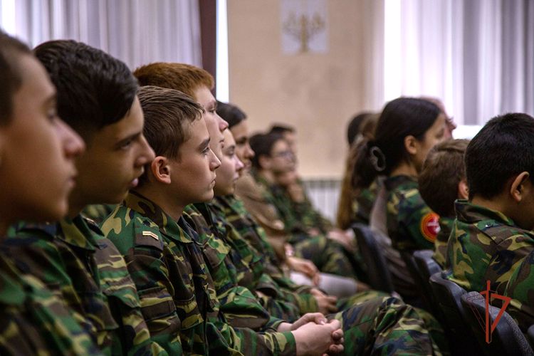 В честь 209-й годовщины взятия Парижа росгвардейцы и известный челябинский художник провели мероприятие для школьников (видео)