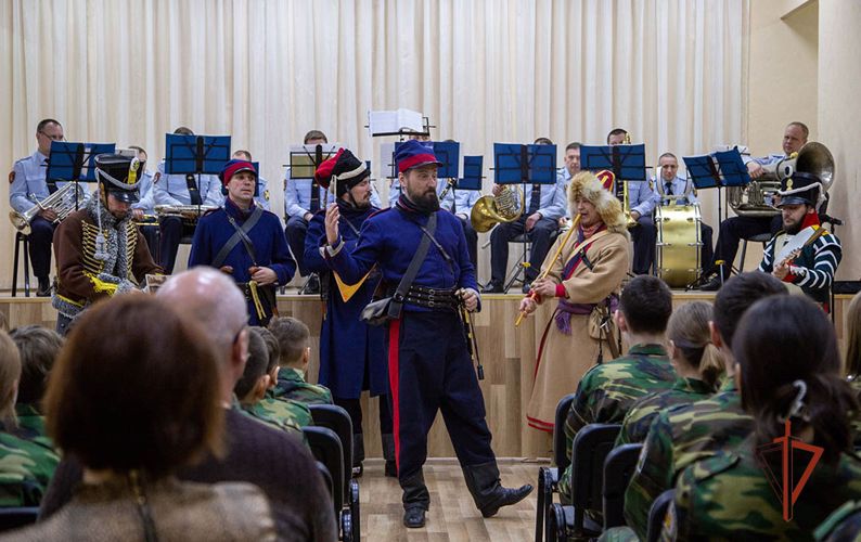 В честь 209-й годовщины взятия Парижа росгвардейцы и известный челябинский художник провели мероприятие для школьников (видео)