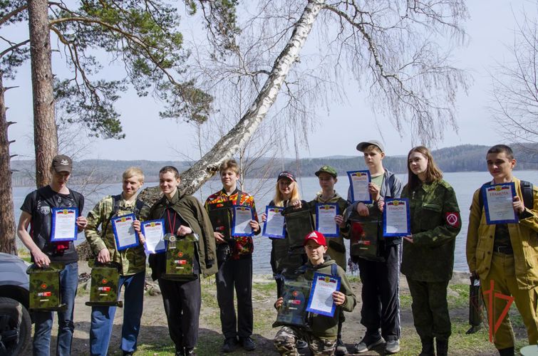 В преддверии Дня Победы росгвардейцы совместно с кадетами совершили восхождение на Аракульский Шихан в Челябинской области