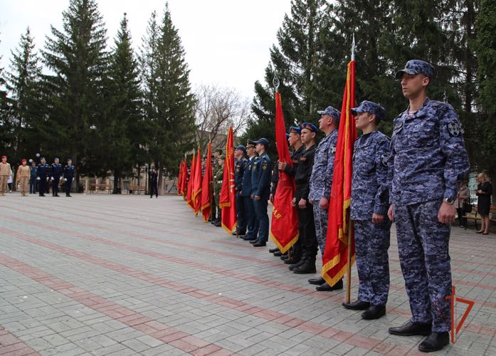 Ветеран Росгвардии воссоздает копии боевых знамен дивизий, сформированных на Южном Урале во времена ВОВ (видео)