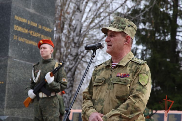 Ветеран Росгвардии воссоздает копии боевых знамен дивизий, сформированных на Южном Урале во времена ВОВ (видео)