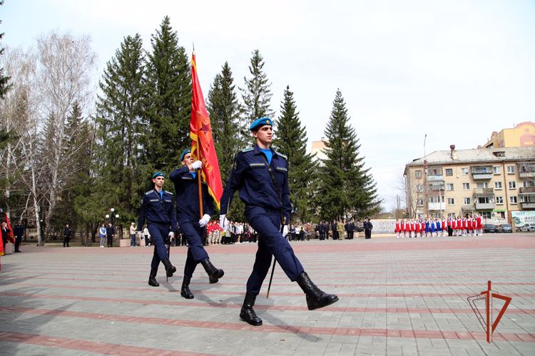 Ветеран Росгвардии воссоздает копии боевых знамен дивизий, сформированных на Южном Урале во времена ВОВ (видео)