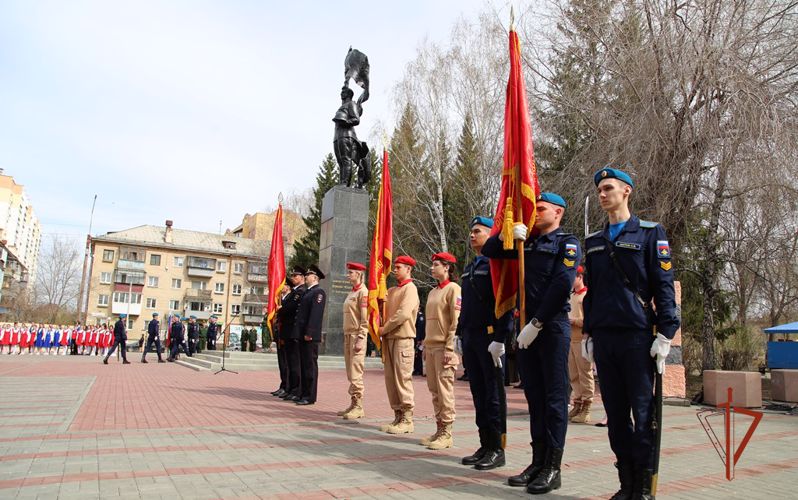 Ветеран Росгвардии воссоздает копии боевых знамен дивизий, сформированных на Южном Урале во времена ВОВ (видео)