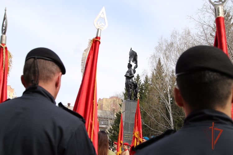 Ветеран Росгвардии воссоздает копии боевых знамен дивизий, сформированных на Южном Урале во времена ВОВ (видео)