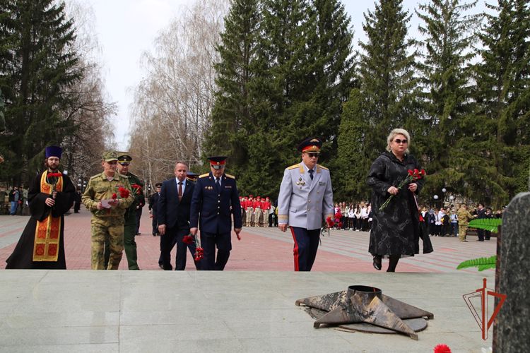Ветеран Росгвардии воссоздает копии боевых знамен дивизий, сформированных на Южном Урале во времена ВОВ (видео)