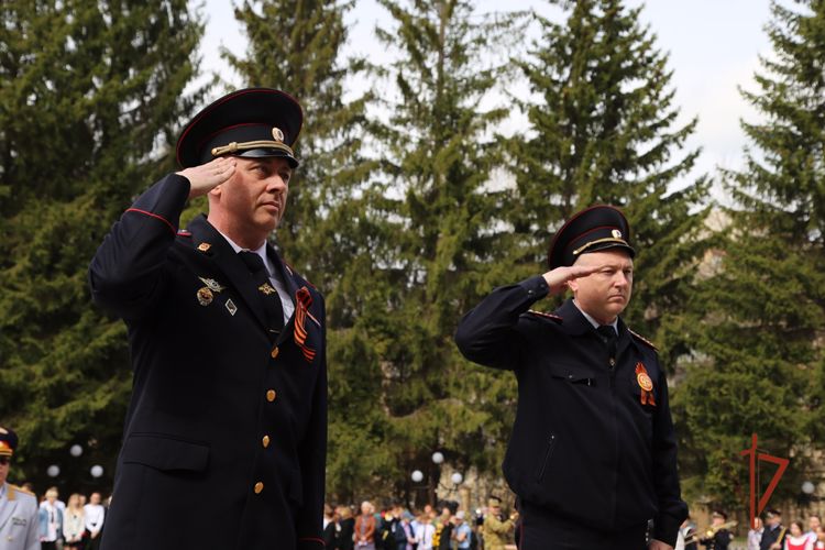 Ветеран Росгвардии воссоздает копии боевых знамен дивизий, сформированных на Южном Урале во времена ВОВ (видео)